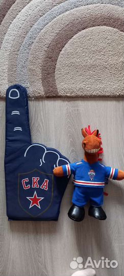 Конь огонь, рука болельщика хоккей ска