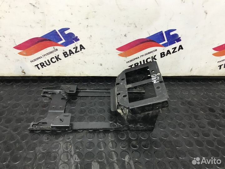 Кронштейн центральной накладки салона кабины