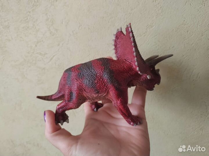 Динозавр трицератопс