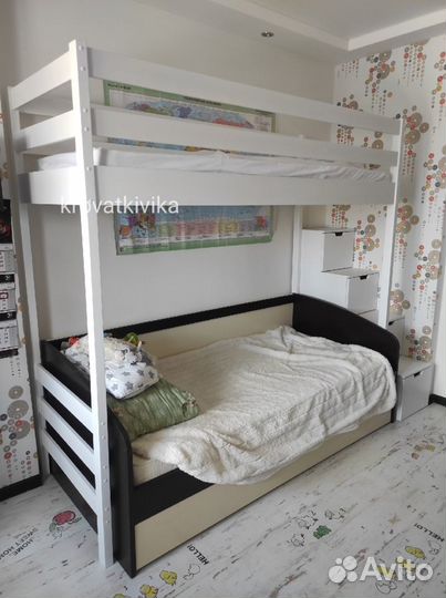 Кровать чердак с лестницей комодом