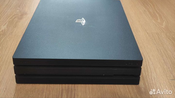 Sony PS4 pro 1tb + 2 геймпада, игры