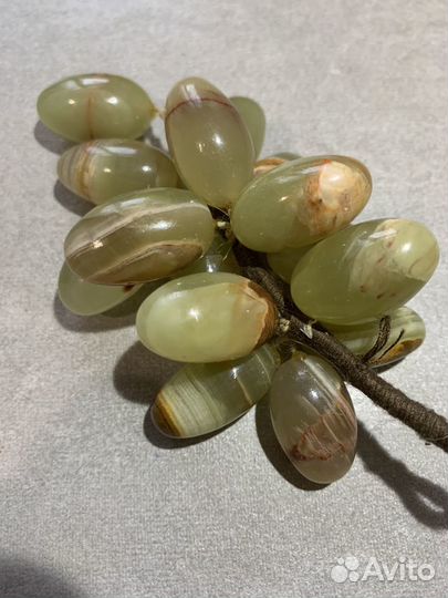 Сувенир из оникса гроздь винограда