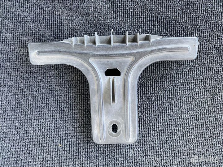 Кронштейн крепления решетки Mercedes w212