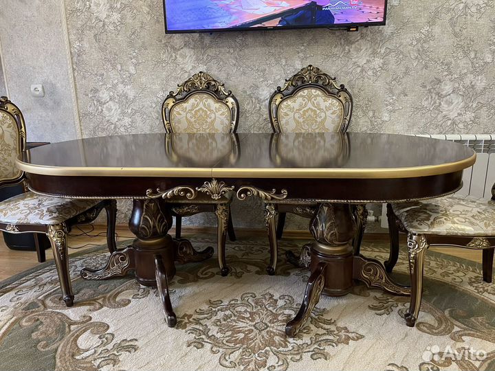 Стол со стульями