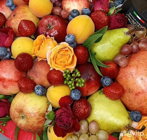 Цветы с фруктами и ягодами в плетёной корзине