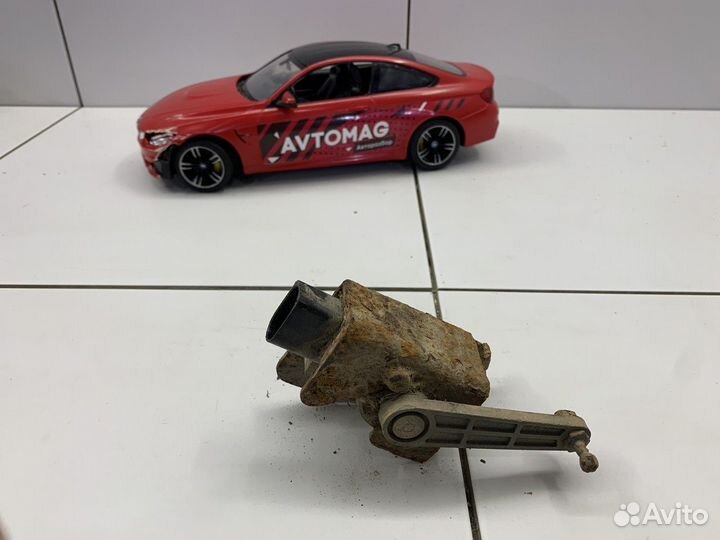 Датчик положения кузова задний правый