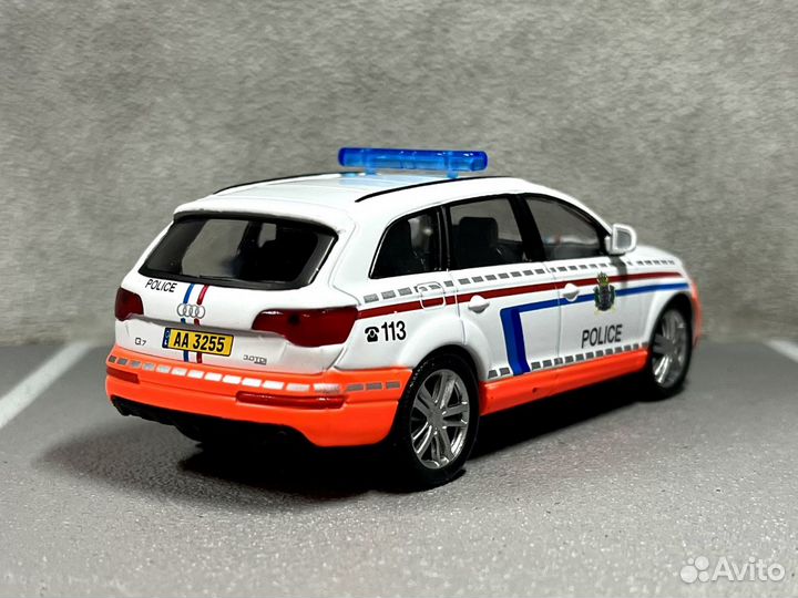 Модель автомобиля Audi Q7 Police 1:43