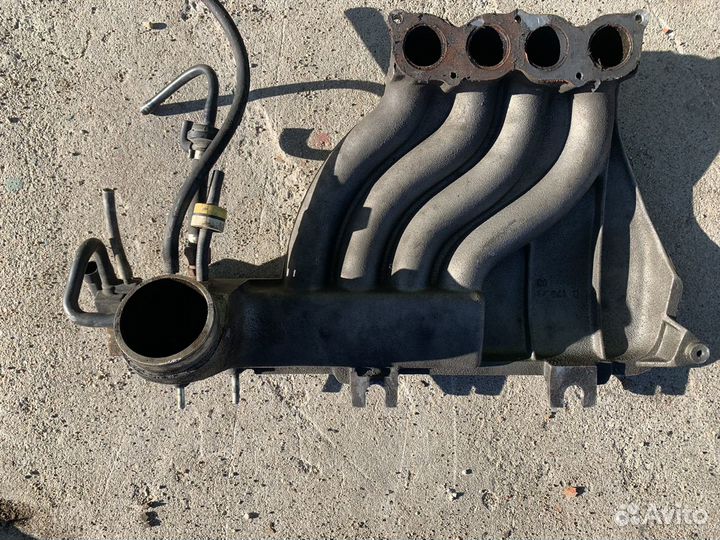 Впускной коллектор x16xe Opel Vectra B