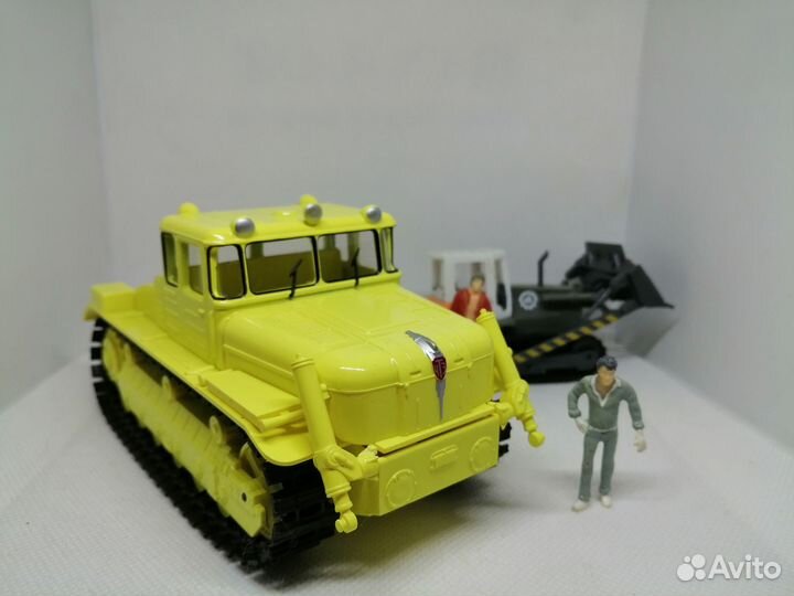 Модель Сверхтяжелый гусеничный трактор «дэт-250»