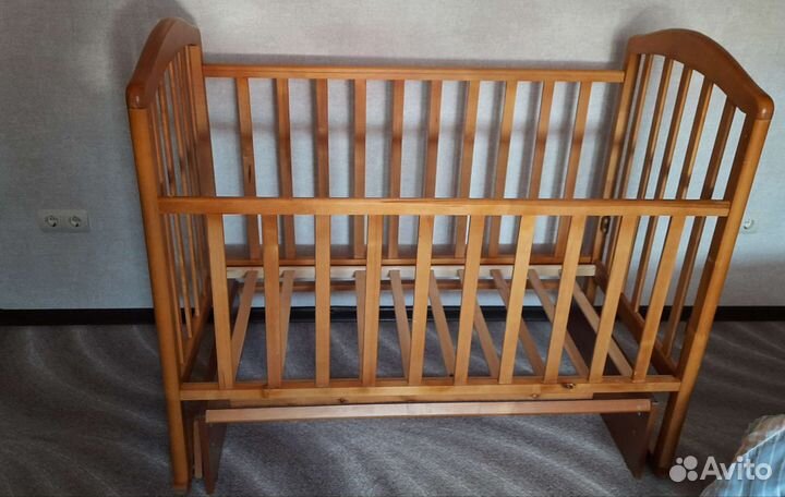 Детская кроватка с поперечным маятником