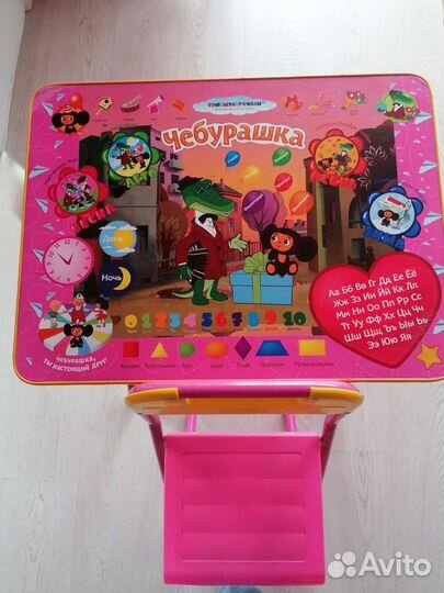 Стол, стул и мольберт