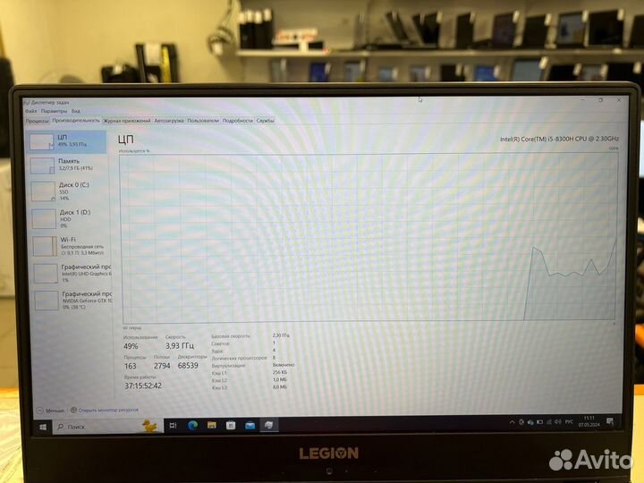 Ноутбук Lenovo Legion (центр)