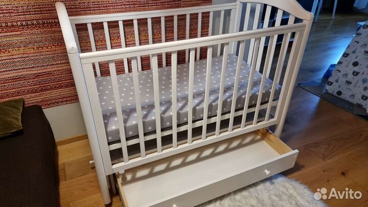 Детская кроватка с маятником и ящиком