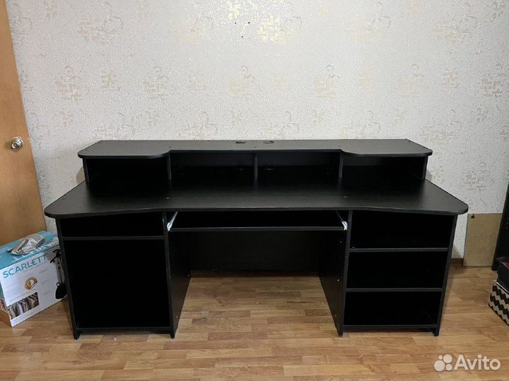 Компьютерный стол для офиса или студии