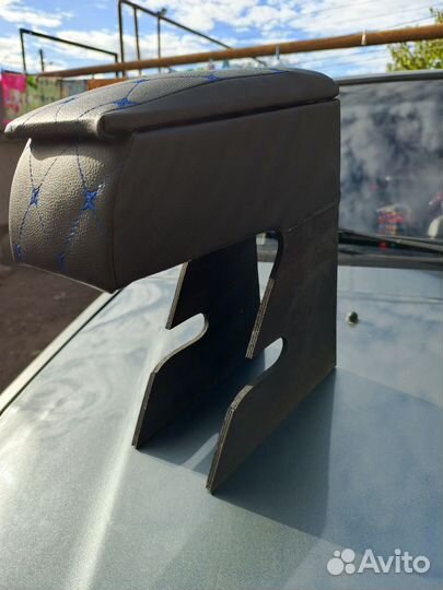 Подлокотник в машину