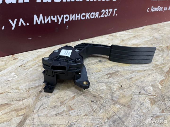 Педаль газа Renault Logan