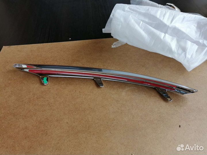 Молдинг бампера правый VW Touareg