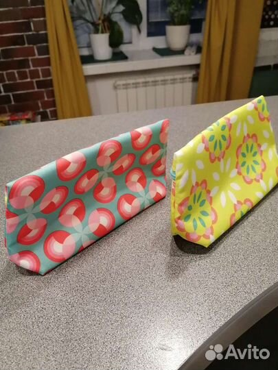 Яркая косметичка clinique