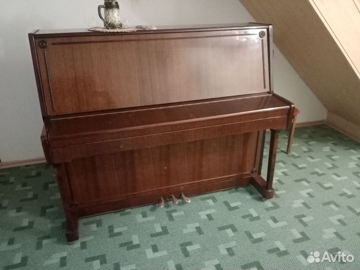 Продаётся пианино lirika