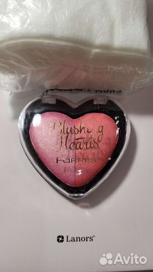 Для макияжа: тени, кисти, клей для ресниц и др