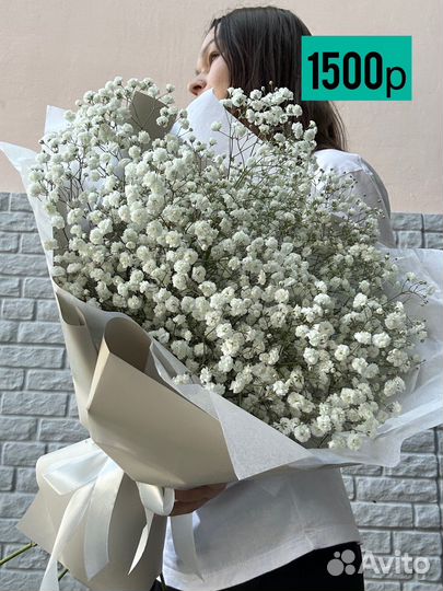 Букет из гипсофилы в серой упаковке