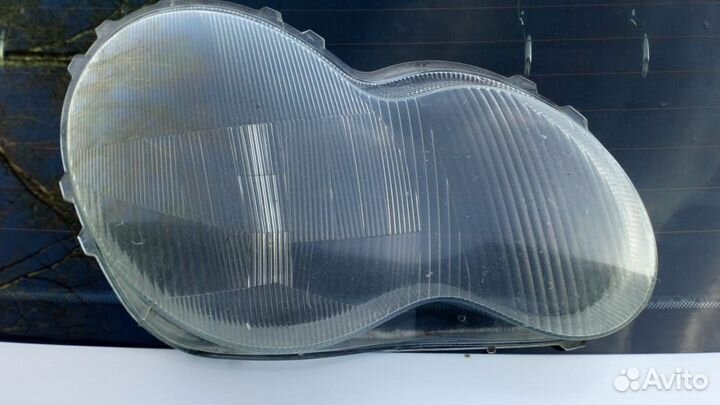 Стекло фары правой Mercedes-Benz W203