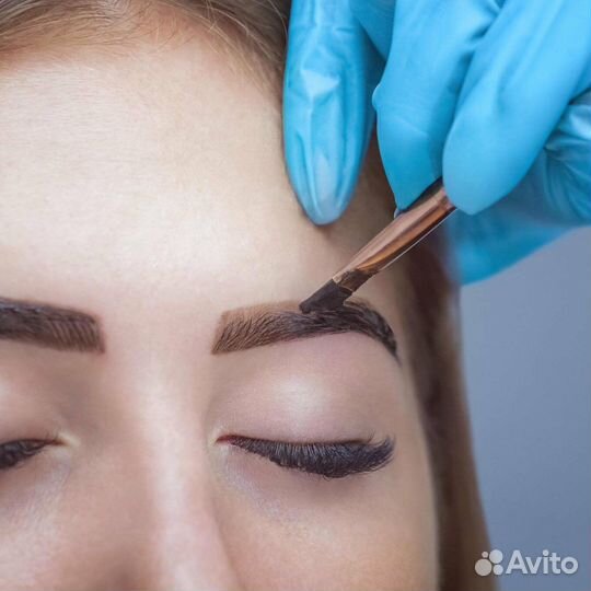 Модель на брови