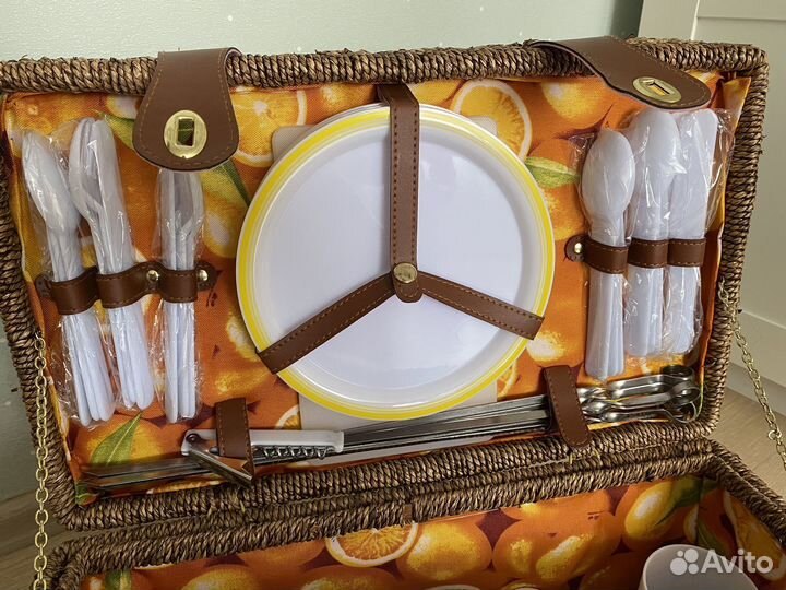 Набор для пикника в плетёном чемодане