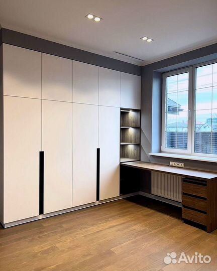 Рабочая зона с распашным шкафом