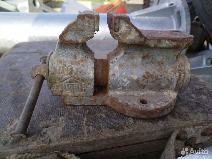 Центральный винт мтз/Тиски слесарные СССР