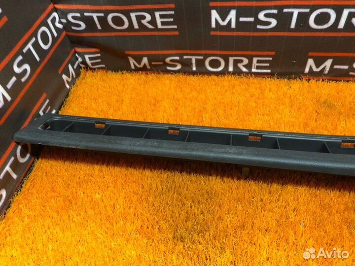 Накладка на порог салона правая Volkswagen Touareg