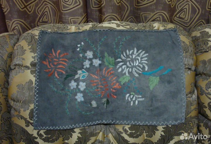 Старинная ручная вышивка на темном фоне