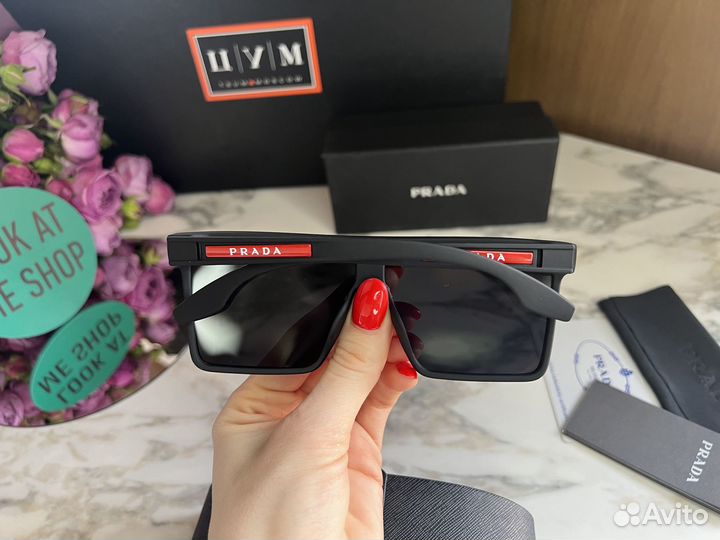 Солнечные очки Prada