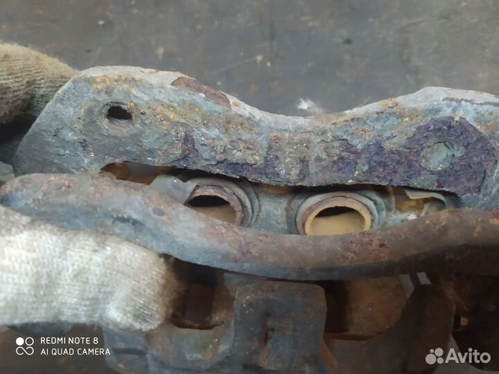 Суппорт передний левый Mitsubishi Pajero 2