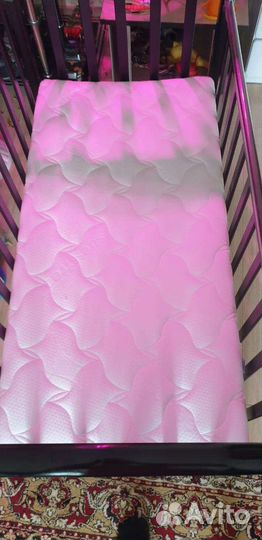 Детская кроватка с маятником