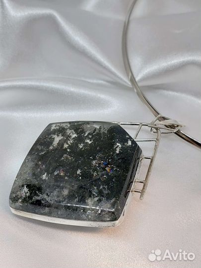 Натуральный камень горный хрусталь с хлорит.Кулон