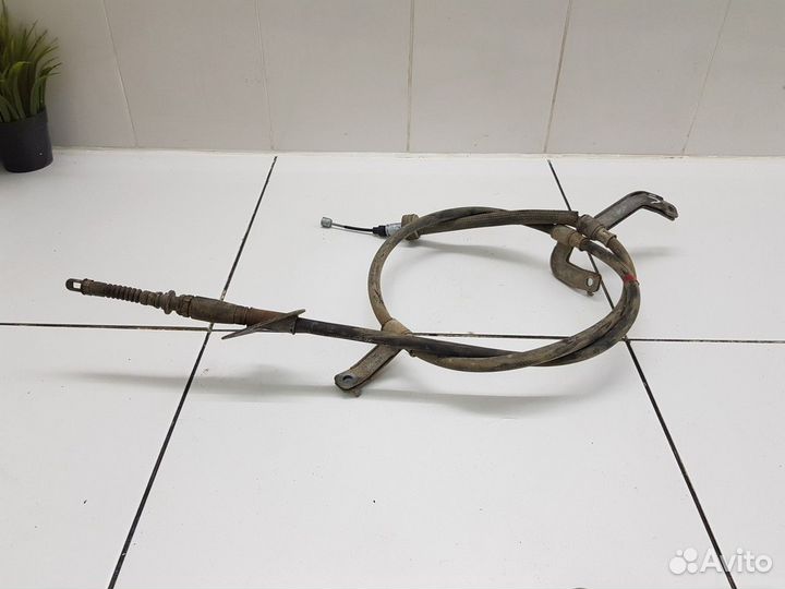 Трос стояночного тормоза левый (Kia Ceed III)