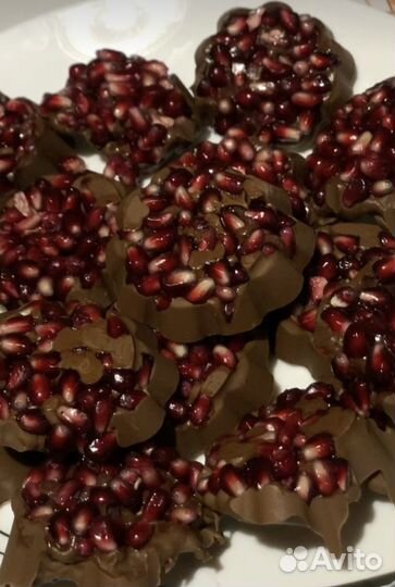 Клубника, гранат, банан в шоколаде