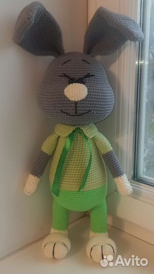 Зайка, связанный крючком