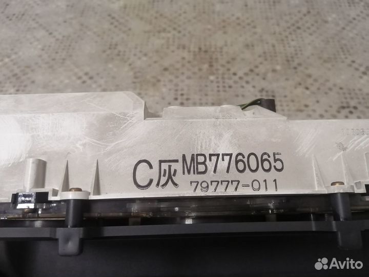 Панель приборов (кренометр) Mitsubishi Pajero 2