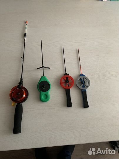 Рыболовный ящик, удочки и сумочка с блеснами