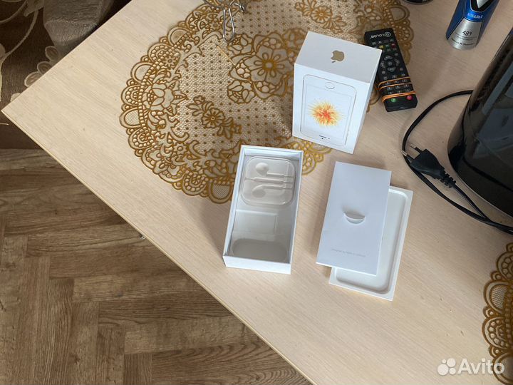 Каробка от айфона se и от наушников