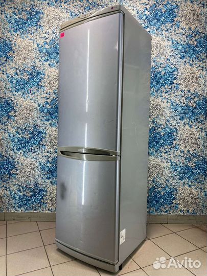 Холодильник серебристый