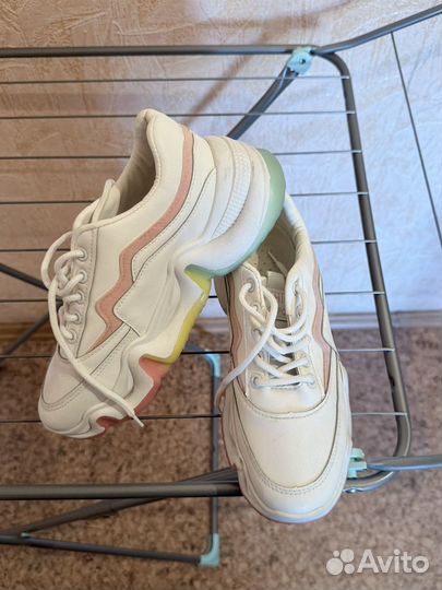 Женские кроссовки