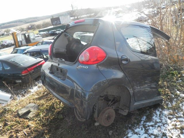 Обшивка двери задней правой (дверная карта) Toyota