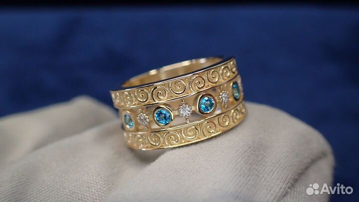 Золотое кольцо с топазами и бриллиантами