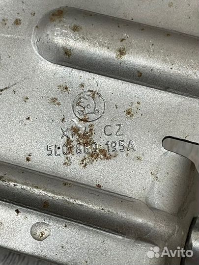 Кронштейн подушки безопасности левый Skoda Yeti