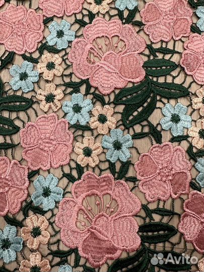 Отрез ткани гипюр