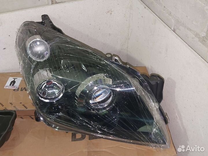 Фара правая Opel Astra h xenon