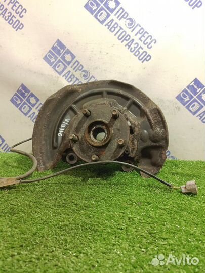 Поворотный кулак передний левый Toyota Avensis